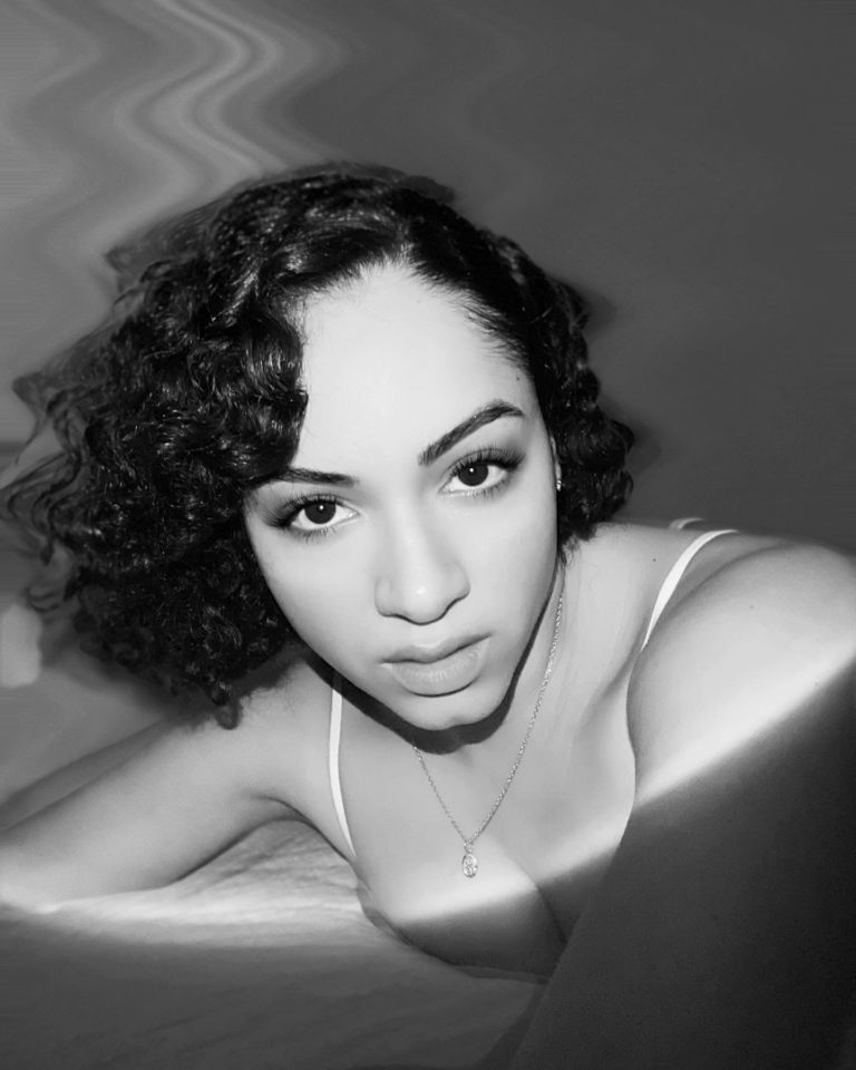 Get To Know The Charming Singer-Songwriter Ashley Quinter