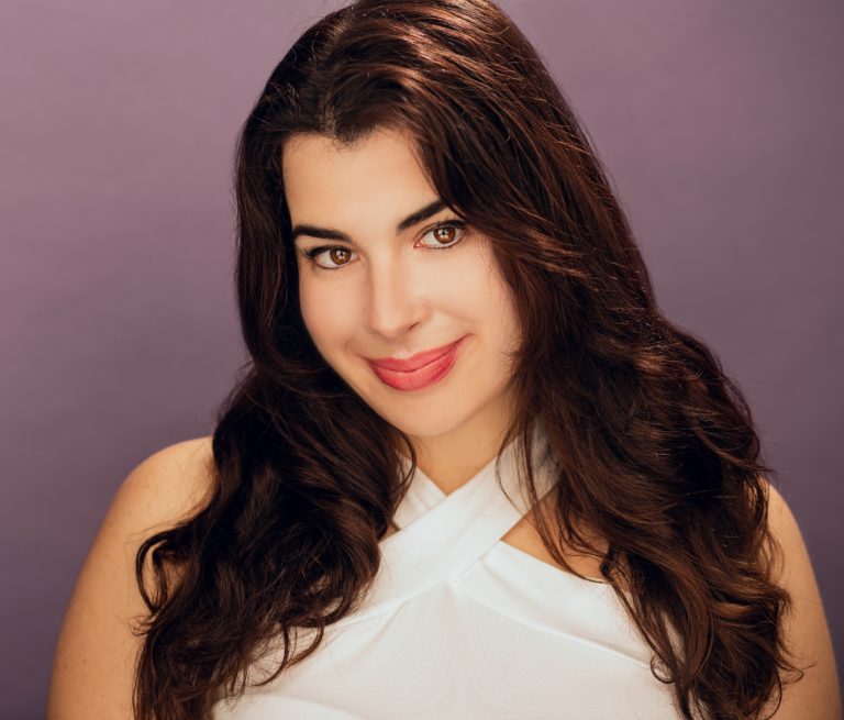 Julia Navarro: A Passionate Actress Who Perseveres