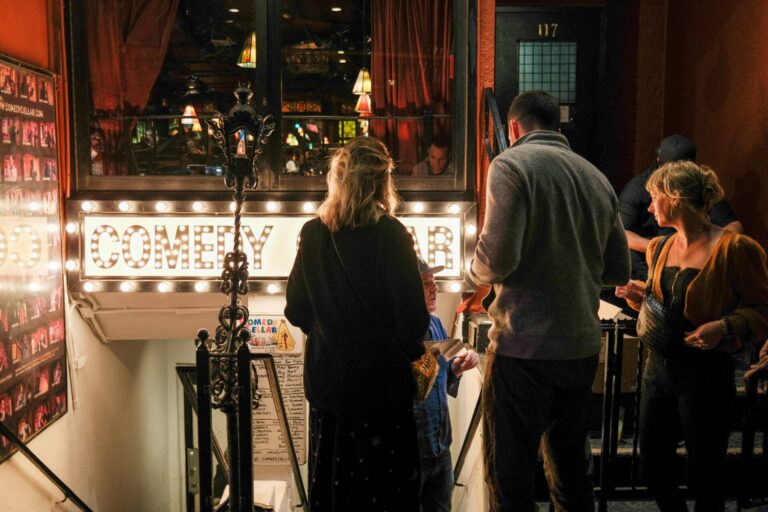 Easy to Read Comedy Scripts in Natural Language