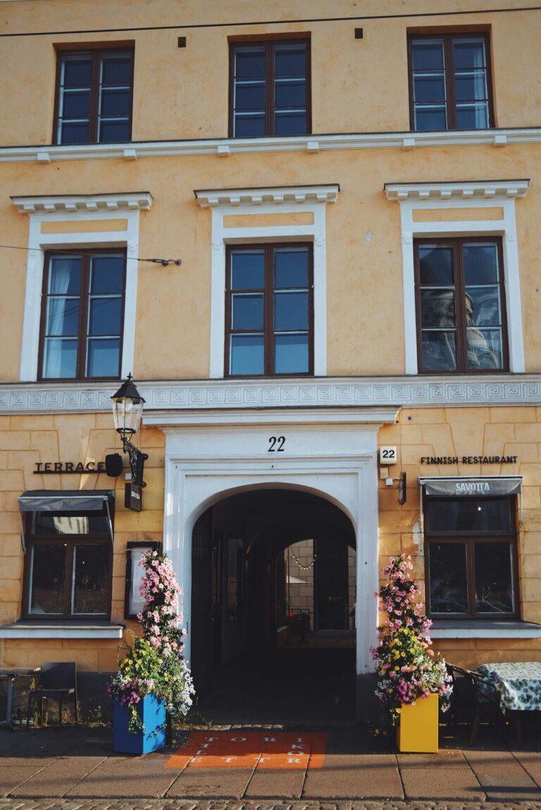 Easy to Read Comedy Sketches in Natural Language