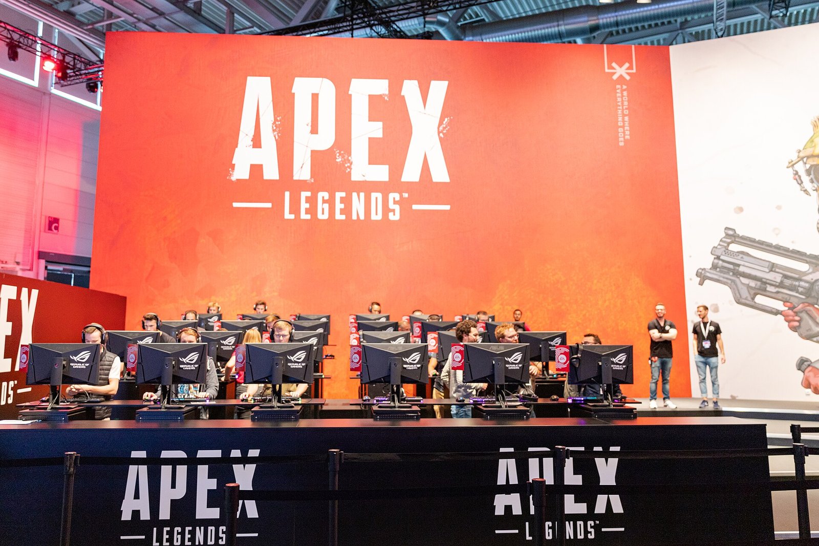 Players at Apex Legends gaming stations at Gamescom 2019