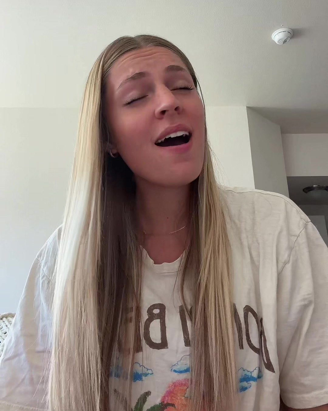 Hannah Markman singing a cover song on TikTok