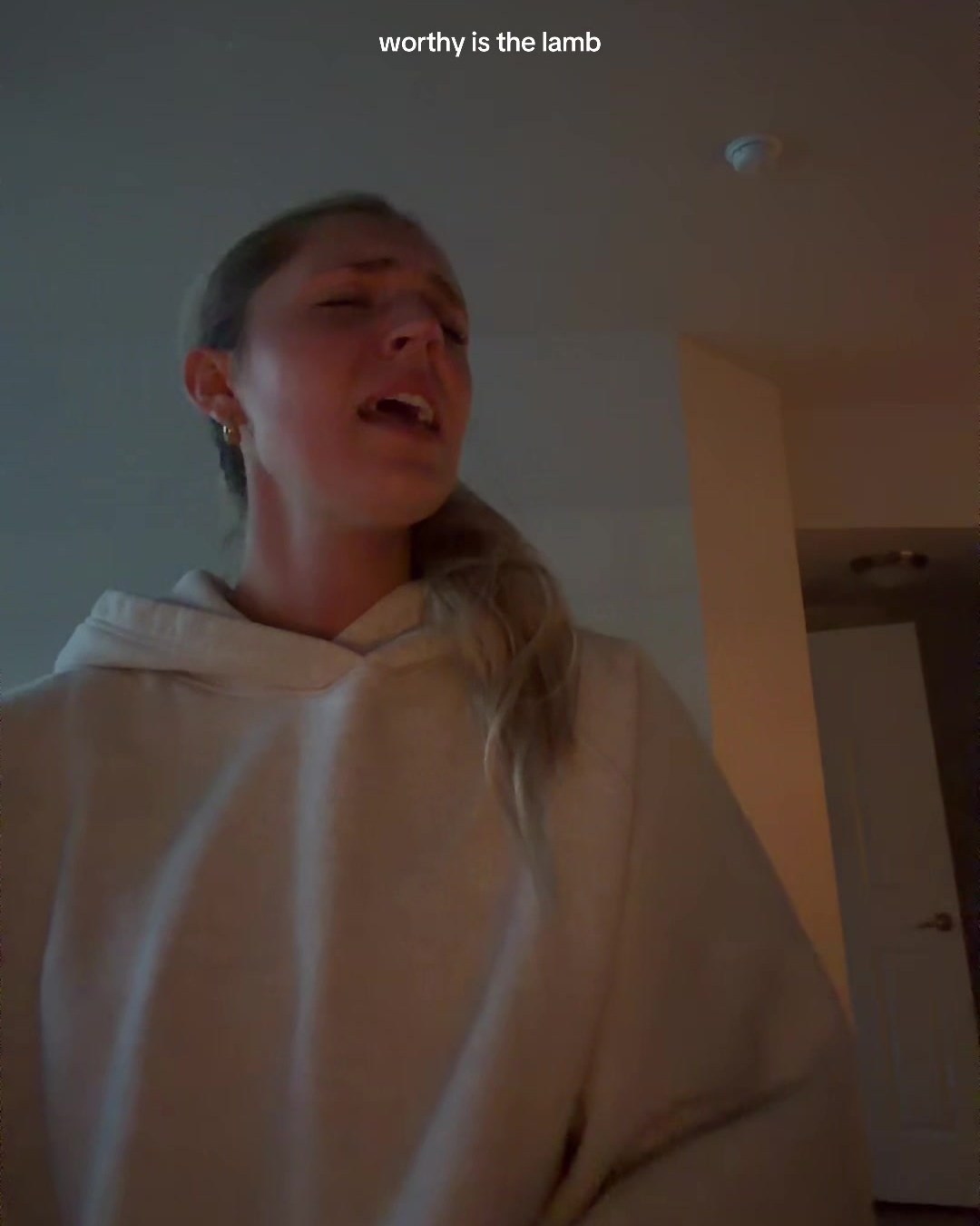 Hannah Markman singing a worship song on TikTok
