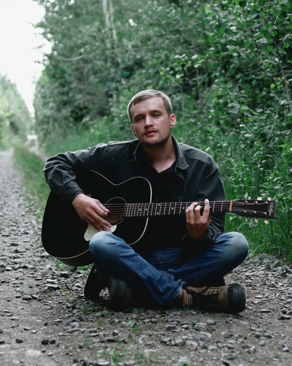 Collin Clowes, indie folk-pop singer-songwriter