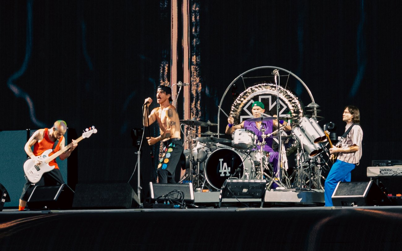 Red Hot Chili Peppers performing live in London in 2022